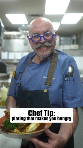 teaching my staff how to plate the food. #mississaugaeats #mississauga #cheflife #cheftalk #chefstyle #italianchef #italianfood #culinary #recipe #recipetutorial