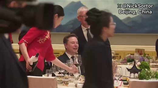 Damn，这真是今天中国国宴上最魔幻的一幕！特斯拉的死对头小米雷军，像个逃课的中学生一样，蹑手蹑脚冲上去找马斯克合影🤣但最有意思的是马斯克明显已经被拍烦了，脸上写着又来，转头还是配合着摆出了一个夸张的鬼脸。雷军合完影之后那种藏不住的开心，像终于拿到了偶像签名的小学生🤣这是两个身价加起来超过两千亿美金的顶级企业家，在全世界最严肃的场合，完成了一次最纯粹的追星。以前我们总以为影响力来自权力，来自财富，来自地位，但今天这个场面告诉我们，这个时代真正的影响力，是你能让你的竞争对手，都心甘情愿当你的迷弟！