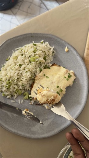 Filé de tilápia ao molho branco   arroz com brócolis para nosso almocinho de hoje!! ✨💚🥦 FILÉ DE TILÁPIA Tô usando 600 gramas de filé de tilápia da @seara Temperei com: alho, sal, lemmon pepper, páprica, suco de um limão. MOLHO BRANCO 1 cebola roxa (opcional) 2 colheres de margarina. 2 colheres de farinha de trigo. Aproximadamente 750 ml de leite líquido. 200 gramas de requeijão cremoso. Finalizo com queijo parmesão. ARROZ COM BRÓCOLIS. Arroz cozido com bastante alho. Brócolis. Ambos cozidos, m