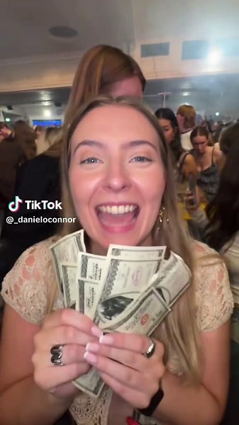 SHE’S THE RICHEST GIRL IN THE WORLD! #addisonrae #addison #addisontour #moneyiseverything #addisonraefanpage @Addison Rae HQ @Addison