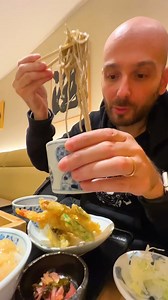 Sono stato a pranzo con un amico a mangiare soba, la tradizionale pasta giapponese di grano saraceno. Nel set era compreso anche del buonissimo tempura ed il tororo, un cibo abbastanza strano ed appiccicoso: scopritelo nel video 😀 | Tommaso in Giappone