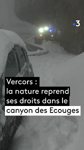 Il y a quelques jours, la route des Ecouges, dans le Vercors, s'est retrouvée bloquée par des coulées de neige qui l'ont littéralement recouverte. Les agents du Département de l'Isère se sont relayés pour la dégager... Plus d'infos sur notre site aura.france3.fr #vercors #massifduvercors #isere #montagne #neige #route #circulation #frenchalps 🎥 : Franck Céroni - Jean-Christophe pain / France 3 Alpes | France 3 Alpes