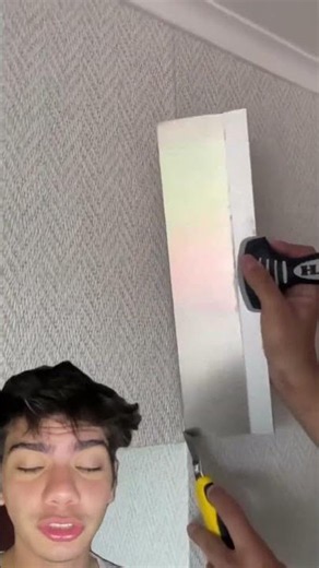Install wallpaper without creases! ✂️✨ Learn the perfect finishing technique!