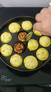 Easy to make paniyaram (ingredients in the description box) 1/2 cup besan 1/2 cup suji 1/4 cup rice flour 1/2, cup curd Water as needed 3 tbsp tomatoes 3 tbsp capsicum 3 tbsp cabbage 7-8 curry leaves, chopped 3 tbsp coriander leaves Salt to taste 14 tsp hing 1 tbsp chopped ginger 1 tsp cumin 1/2 tsp turmeric 1 tbsp chilli paste 1 tbsp fruit salt or 1/4 tsp baking soda Oil for frying Mustard seeds Sesame seeds #instantappe #Apperecipes #instantpaniyaram #paniyaramrecipe #yummyfoodreels #breakfast