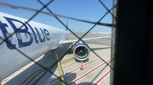 152K views · 1.9K reactions | And here's a sneak peak of the new JetBlue Mint business class. This is the FIRST aircraft to have JetBlue's brand new studio, suites and economy cabin ⬇️ Click here for more info: https://the.pointsg.uy/Xv1sn65 | The Points Guy | Facebook