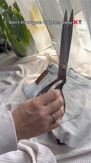 Stop! Don’t throw your old jeans away 👖❌ Would you try this? 😍