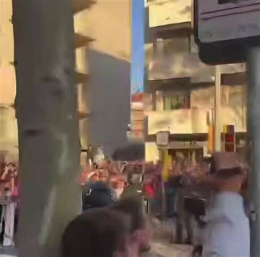 🚨‼️𝗕𝗥𝗘𝗔𝗞𝗜𝗡𝗚: Some Barcelona fans threw stones at two Atlético Madrid bus windows shattering them on the way to the Camp Nou.