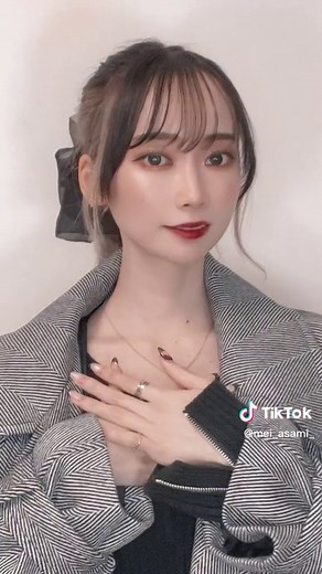 Expressive Hand Gestures in Fashion Styling Video