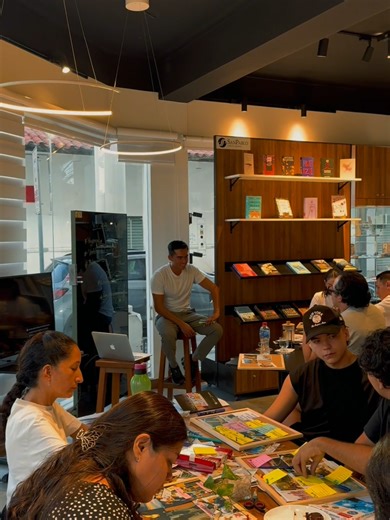 No solo es un espacio para escribir, dibujar o soñar… es un lugar para compartir ideas, inspirarse y crear en comunidad. 🖊️💡 Taller de Vision Board en @sanpablo_libreria #pizarrasdevidrio #pizarraspersonalizadas #trazabyglassman #santacruzdelasierra🇳🇬