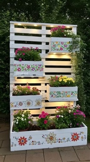 DIY Pallet Garden Planter Ideas for Home. More Ideas@ https://pallettips.com/pallet-planter/creative-diy-garden-planters-from-pallets/ | Pallets Designs