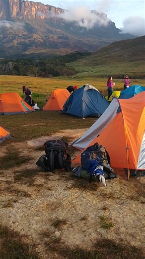 145K views · 2.6K reactions | Acordando em um dos acampamentos para chegar no topo do Monte Roraima, a maior montanha plana do mundo. #superreels #monteroraima #roraima #trekking | Crônicas na Bagagem | Facebook