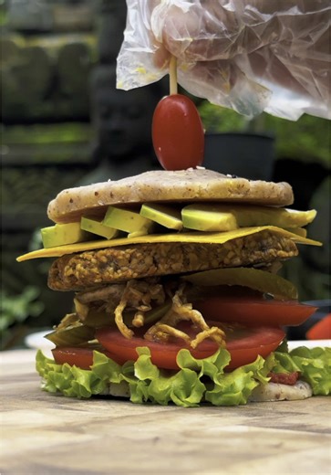 Fast, tasty, healthy. Our rawmazing burger is the perfect choice for those who value what’s natural and care about their body #rawnotwar #tiktok #veganfood #rec #live #rawmazingburger #iphone #love #tiktok #rawfood #therawtemple #cafeubud #bestplace