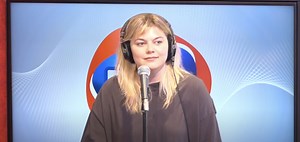 Louane interprète son nouveau single «Aimer à mort» sur RFM !