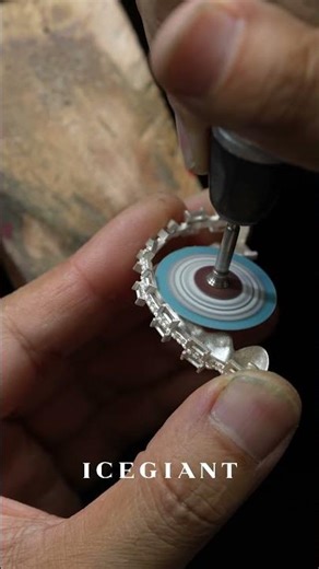 White gold bridge, set with diamonds. 💎