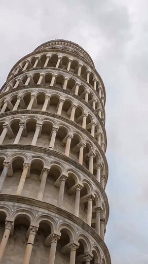 Vedeli ste, že šikmá veža v Pise nebola vždy šikmá? 🇮🇹😱 #taliansko #cestovanie #pisa