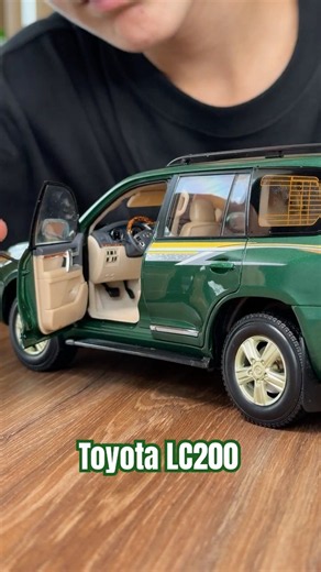 My old 1:24 scale Land Cruiser 200 and 1:18 scale LC200