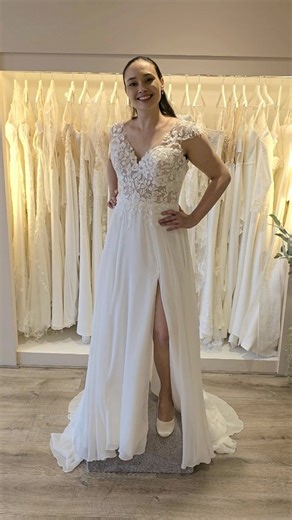 Oké bride-to-be… dit is er weer zo eentje 😍 Drie trouwjurken, drie totaal verschillende vibes. Jurk 1 - 🤍 WINONA – Rebecca Ingram Een romantische A-lijn trouwjurk met een indrukwekkende wijde rok van meerdere lagen tule. Het lijfje heeft een V-hals, open rug en prachtig bloemenkant dat ook subtiel terugkomt in de luchtige ruches van de rok. Jurk 2 - 🤍 NATANIEL – Jarice Een moderne fit & flare trouwjurk met verfijnd blaadjeskant en een doorzichtige top met V-hals en open V-rug. Extra bijzonder