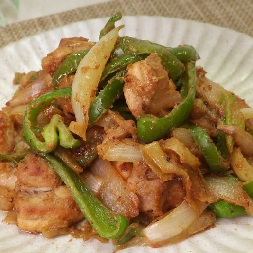 ごはんのがすすむ味！ 鶏肉と玉ねぎのごまみそ炒めのレシピ動画・作り方 | デリッシュキッチン