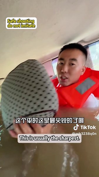 The actual effect of the broken window hammer!#windowbreaker #security #car #saveoneself #tiktok #fyp #foryou