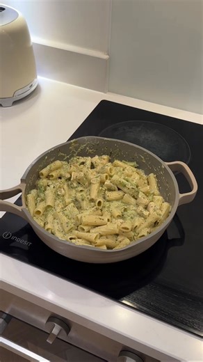 Abbie Powell on Instagram: "creamy chicken and broccoli pesto pasta 🥦 501KCAL 51P ingredients (for two servings at calories above, I just add a little extra of everything if I’m cooking for my toddler too): 120g (dried) pasta 280g chicken breast 50ml semi skim milk 20g grated parmesan 40g light cream cheese 80g reduced fat pesto 1/2 diced white onion 5-6 florets of broccoli 1/2 tsp garlic granules 1 tsp oregano 1/2 tsp paprika pepper I add a dash of cayenne chilli powder & salt once I’ve taken 