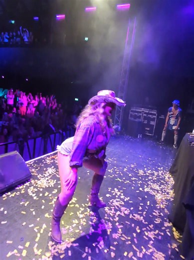 it's definitely not her first rodeo... (those screams btw 😂) #bongosbingo #fyp #myneckmyback #cowgirl #girlsnight @Bongo’s Bingo
