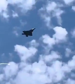 The United States exports many of its most advanced weapons, but it keeps one platform strictly off‑limits: the F‑22 Raptor. As the world’s first fifth‑generation fighter, the F‑22 can fly supersonically without afterburners and houses technology so secret that much of it remains classified. Because of those sensitive capabilities, U.S. law prohibits selling the aircraft to any foreign partner, no matter how close the alliance.