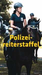 🐴 In unserer neuen Podcastfolge von #PolizeiFunk wird es wieder tierisch. Zu Gast ist Claudia von der Polizeireiterstaffel. Wir klären, was sie mit ihrem Dienstpferd täglich erlebt und was neben Fußballspielen und Demonstrationen noch zu den Aufgaben unserer Reiterstaffel gehört. 🎙️ Die aktuelle Folge gibt es direkt im ersten Kommentar unter dem Beitrag. | Polizei Sachsen