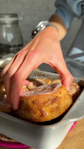 BEST VEGAN CINNAMON ROLLS 👩‍🍳 It’ll still take some time until I can serve you these beautiful rolls but until then you can easily make them at home! 😉👇 RECIPE (8 rolls, 2h prep time): -2 1/2 cups (310g) flour -1/2 Tsp baking powder -a pinch of salt Mix -200ml lukewarm plant milk -1 Tbsp instant yeast -2 Tbsp sugar -2 Tbsp oil Whisk together and add to the dry mix. Knead for about 5mins (add more flour if needed). Cover and let it rest for 1h. Roll it out on a floured working surface. Fillin