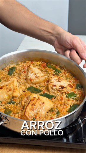 🍗🍚 ARROZ CON POLLO —> receta fácil, casera y lista en 20 minutos Un arroz con pollo de los de toda la vida, con sofrito bien hecho y caldo casero para que quede con un sabor espectacular 🤤💯 ♥️💾 GUARDA esta receta y SÍGUEME . 👇🏻👇🏻👇🏻👇🏻 @chefmspin.recetas ✅ ➖ARROZ CON POLLO➖ 📝INGREDIENTES: 🔸Pechuga de pollo 2 ud (enteras) 🔸Arroz redondo 320 gr 🔸Ajo 2 ud 🔸Cebolla 1 ud 🔸Pimiento rojo 1/2 ud 🔸Pimiento verde 1/2 ud 🔸Tomate rallado 1 ud 🔸Judías verdes 150 gr 🔸Caldo de pollo casero