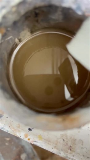 Ever wonder why your painting starts out strong… and then suddenly loses its spark halfway through? Here’s why 👇 You’re jumping into the details before your foundation is solid. 🎨 Step 1: Block in your darks with a big brush. This sets the stage — big shapes, big energy, no fuss. 🎨 Step 2: Keep your darks simplified, and build your paint and information in the lights. That’s where the magic happens — contrast, clarity, and life. This approach gives you a strong foundation and a clear value st