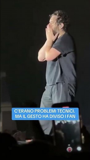 TOMMASO PARADISO SPACCA IL MICROFONO A TERRA DURANTE UN LIVE