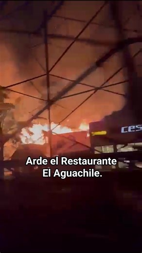 Queman otro restaurante en Colima La madrugada de este miércoles se registró el incendio del Restaurante de mariscos El Aguachile, ubicado sobre la lateral del tercer anillo periférico, al norte de la capital Colimense. Con este suman cuatro restaurantes de mariscos que se han Incendiado en las últimas semanas. #Local #Colima #Inseguridad | La Lealtad Noticias
