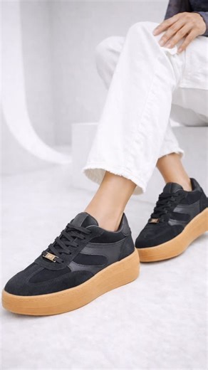 Bendita Adicción😍👠😍 on Instagram: "🔥 DESCUENTO ESPECIAL DE TEMPORADA 🔥 💁‍♀️ Este outfit combina un body mesh off shoulder con efecto marmoleado, un pantalón blanco cargo de tiro alto que estiliza la figura y unos tenis plataforma ideales para un estilo urbano chic 👟🤍 💥 30% OFF en este outfit #Descuento30 #PromoDeTemporada #OutfitUrbano #ModaFemenina #EstiloConActitud"