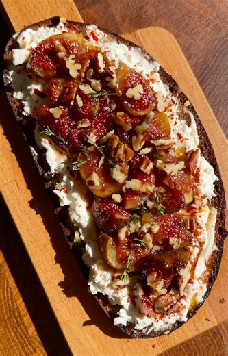 Caramelized Fig and Burrata Toast ➡️ Recipe ⬇️ #caramelizedfigs #burrata #toastrecipe #easyrecipes #homemaderecipes #foodblogger #foodlover #figseason #cheesetoast #deliciousideas | Essen Paradies