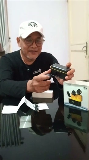 Wireless Clip-On Phone Microphone for iPhone and Android Content Creation