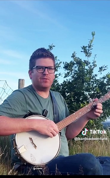 Are you learning the banjo? Can you guess what’s wrong with my basic frailing strum in this video? #learnontiktok #banjolessons #howtotiktok
