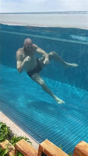Underwater training 🌊Control. Power. Focus. 💪 #daveleduc