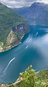 📍Dalsnibba 🇳🇴 Miejsc, z których można podziwiać zapierające dech w piersiach widoki, w Norwegii nie brakuje. Wysokie szczyty, otwarte przestrzenie, woda, góry, lasy. Dodatkowo często sama trasa do naszego punktu docelowego jest tak ciekawa i po prostu ładna, że nawet mgła na końcu drogi nie zepsuje wrażenia. Kolejny punkt widokowy, do którego Was zabieram to Dalsnibba w okolicach Geiranger. ❤️ | Kierunek Norwegia