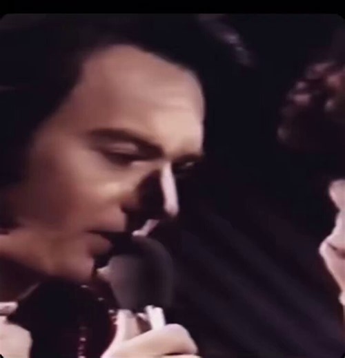 🎬 The ultimate eye contact and connection of the 70s. The duet "Play Me" (1974) between Neil Diamond and Dame Shirley Bassey on BBC. Back then, the video quality was low, but the chemistry between these two legends was always in 4K resolution! ✨🎵 #NeilDiamond #ShirleyBassey https://t.co/scoxCXJqrp