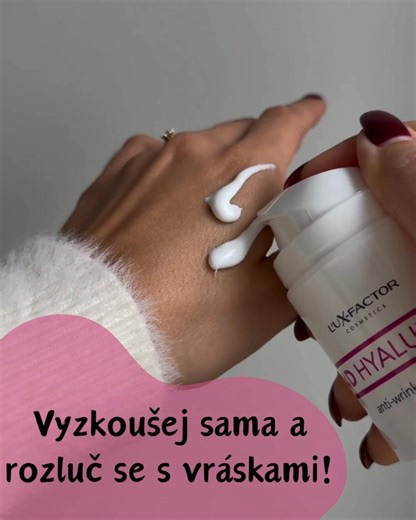 🍂 Podzim je tady a tvá pleť potřebuje trochu víc lásky! 🍁 Tady je krém, který vyhladí vrásky, hydratuje tvou pleť a obnoví její elasticitu a pevnost - přesně to pravé na chladnější dny. 🥰 4D HYALURON krém je zcela přírodní, vhodný pro všechny typy pleti a nebyl testován na zvířatech. Více než 115 000 spokojených uživatelů mu důvěřuje, že si i na podzim udrží mladistvý vzhled. 🌸🌿 Je obohacen o kyselinu hyaluronovou, která intenzivně hydratuje a stimuluje tvorbu kolagenu, a mandlový olej, kte