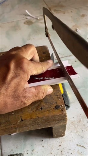 How to cut PVC ceiling corner molding using a saw #pvcceiling