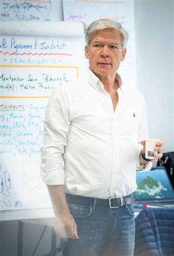 Tu penses bien, mais faux 😐 (désolé de te le dire) Et si ton plus gros blocage… c’était toi ? Pas ton passé. Pas ton environnement. Pas tes peurs. Juste toi, et les histoires que tu continues de croire. 🎥 Tu peux retrouver la vidéo complète sur YouTube (lien en bio). | Paul Pyronnet