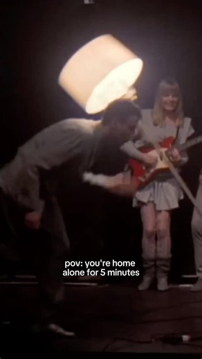 The lamp deserved its own credit 💡 #TalkingHeads