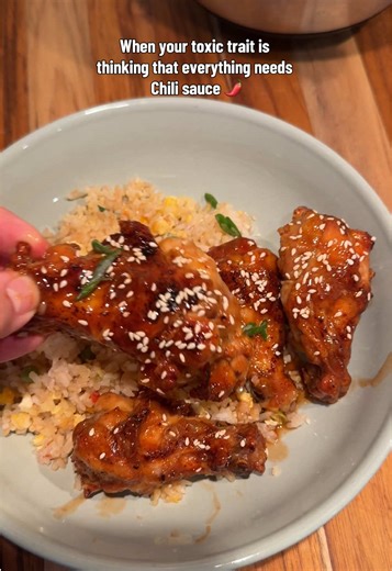 Sweet n spicy air fried chicken wingzzz Air fry wings with sprinkle of salt, paprika, white pepper powder, and a flour & cornstarch combo TOSS with soy sauce, honey, rice vinegar, garlic, chili powder, sweet chili sauce & a drizzle of chili oil (optional) for that extra kick 🌶️ @Kikkoman USA soy sauce & Mae Ploy Chili sauce are our favvv 🤪 #airfryerrecipes #chickenwings #easymeals #chilisauce #spice