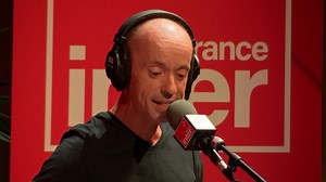 Sur une musique de Philippe Katerine et des paroles de Vladimir Poutine, Frédéric Fromet chante "J'adore" ! (avec la guitare bien branchée cette fois-ci 😉) | Le Grand dimanche Soir
