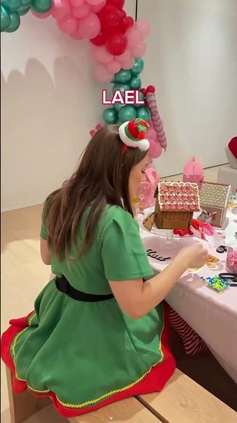 GINGERBREAD HOUSE COMPETITION! 🎄🤩