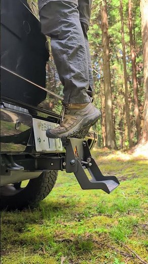 ヒッチメンバーに取り付けする折りたたみ式ステップ。ちょっと便利です。
