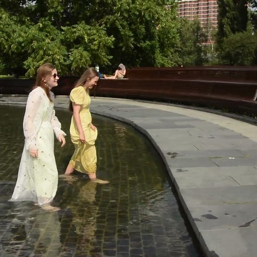 Girls, wet dresses and a puddle fountain! Девушки, мокрые платья и фонтан Лужа !