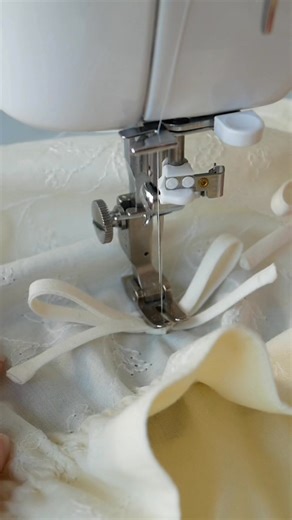 88.Sewing machine mistakes, and why they happen. 1. The needle is too fine, when the needle tries to penetrate through multiple layers of fabric, the change in fabric thickness causes the needle to bend | Sewing For Beginners