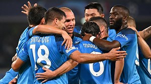 Edan... Model Cantik Italia Ini Siap Bugil Keliling Kota Bila Napoli Juara Liga Champions